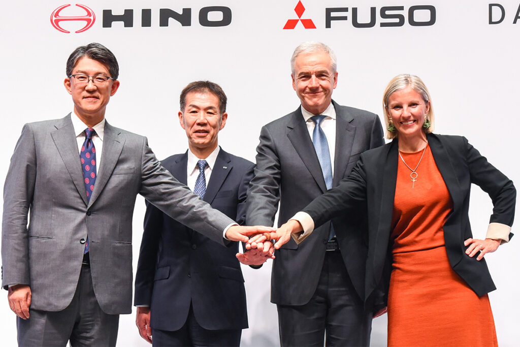 2025年6月10日の経営統合正式調印時での会見で。左からトヨタ自動車の佐藤恒治社長CEO、日野自動車の小木曽聡社長CEO（アーチオン取締役CTO就任予定）、三菱ふそうトラック・バスのカール・デッペン社長CEO（アーチオン社長CEO就任予定）、ダイムラートラックのカリン・ラドストロムCEO