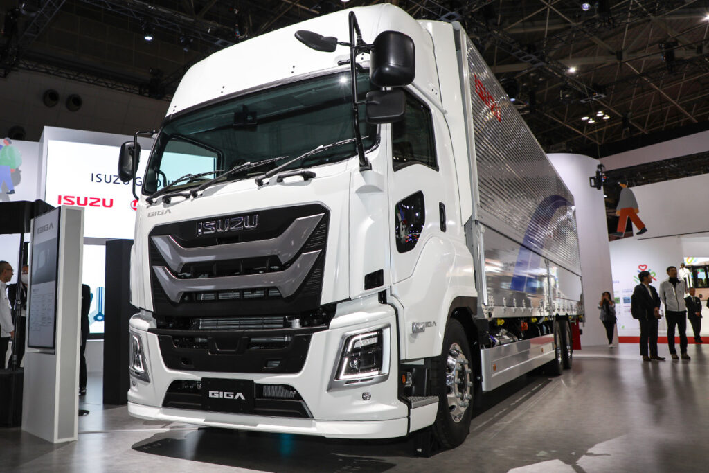 住友ゴムの独自技術「センシングコア」が国内OEMで初採用！　いすゞギガに標準装備された『車輪脱落予兆検知システム』とは？