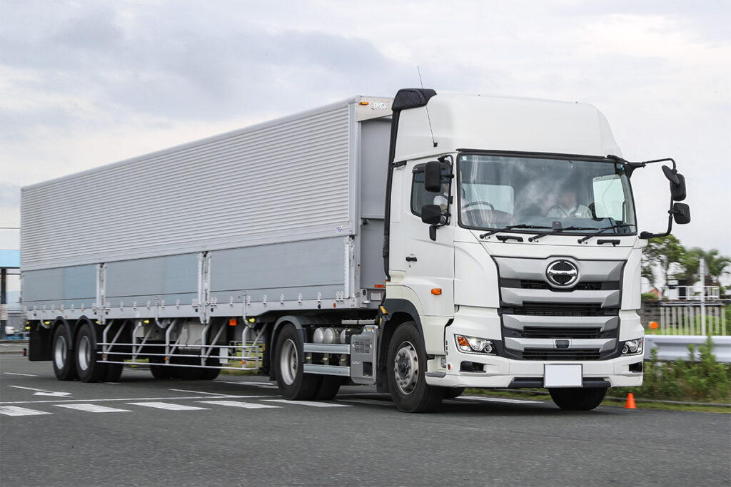 E13Cエンジンを搭載する2020年型の日野プロフィアSH(2軸4×2セミトラクタ車型)