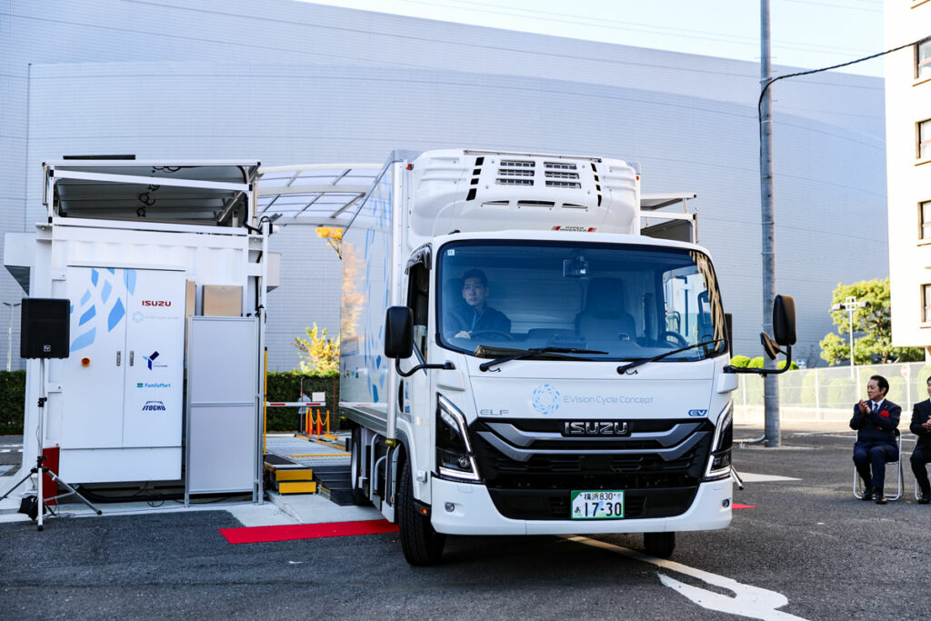 初運行に出発するバッテリー交換式エルフEV