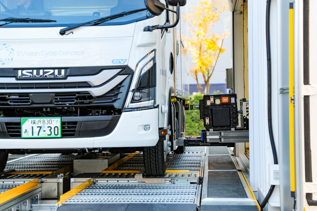 ファミリーマート約80店に商品を配送！　いすゞのバッテリー交換式「エルフEV」のコンビニ配送実証が横浜でスタート！