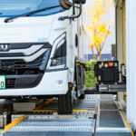 ファミリーマート約80店に商品を配送！　いすゞのバッテリー交換式「エルフEV」のコンビニ配送実証が横浜でスタート！