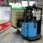 フォークリフトも自動運転の時代!? トヨタL＆Fがトラック荷役に対応した製品を発売