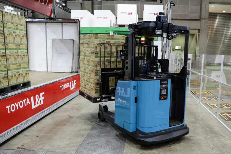 フォークリフトも自動運転の時代!? トヨタL＆Fがトラック荷役に対応した製品を発売