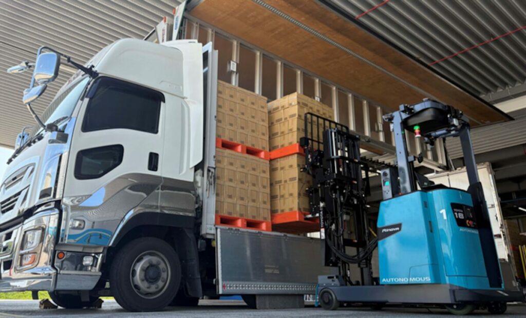 トヨタL&Fは無人搬送フォークリフトの「リノバ AGF」シリーズ（磁気誘導式、レーザーリフレクタ式、レーザーSLAM式を設定）をすでに展開しているが、複雑なトラック荷役に対応する自動運転フォークリフトは初