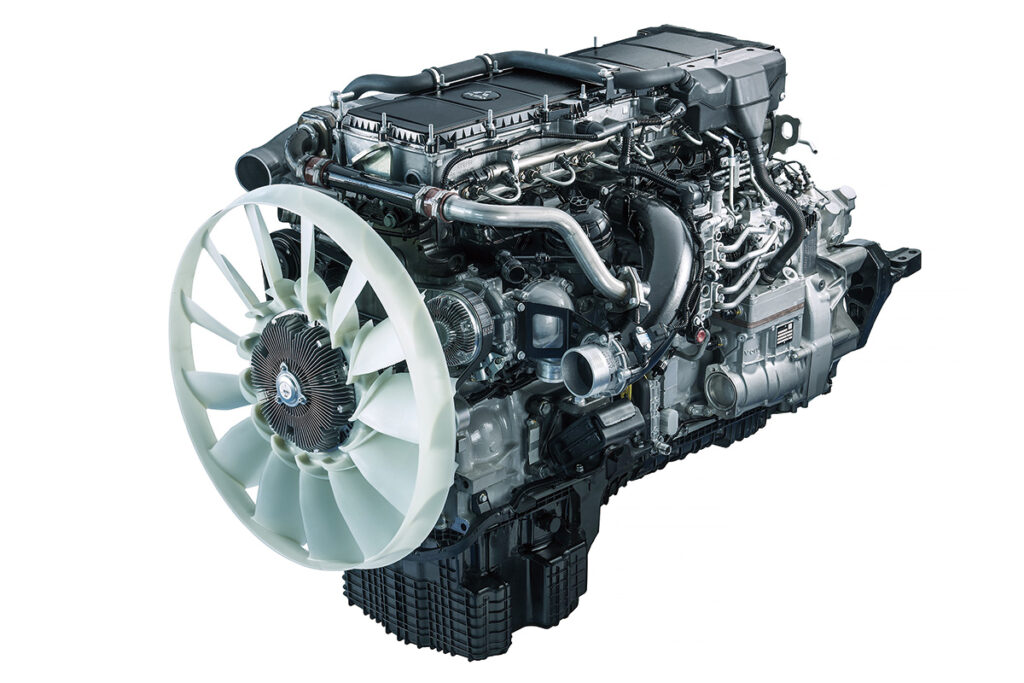 6R30型ディーゼルエンジン。高筒内圧に対応した頑強なエンジンブロック、DOHCヘッド、増圧式コモンレール燃料噴射システムを採用し、シリーズ最強のT5仕様530PSは、ダイムラー独自開発のアシンメトリックターボチャージャーシステムが高出力専用となる