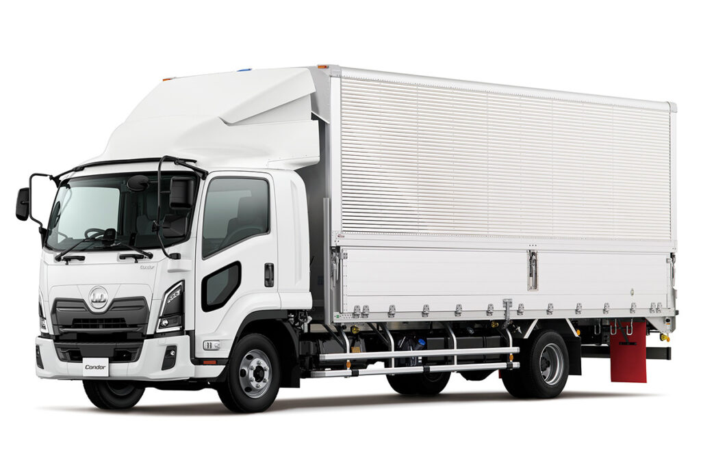 UDコンドル。写真は標準幅フルキャブ(ベッド付き)の車両総重量8.0トン・4HK1エンジン搭載のウイングボディ車