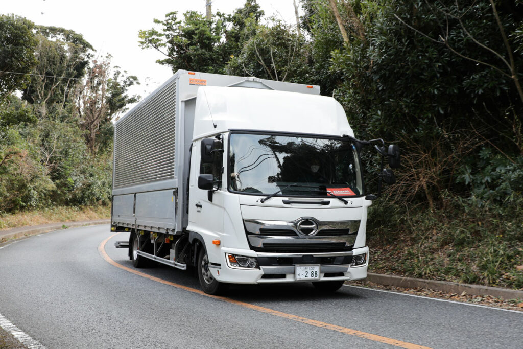 日野レンジャーには少し前までカーゴ系にもアリソンAT（6速）が設定されていた。写真はアリソンATを搭載したウイング車