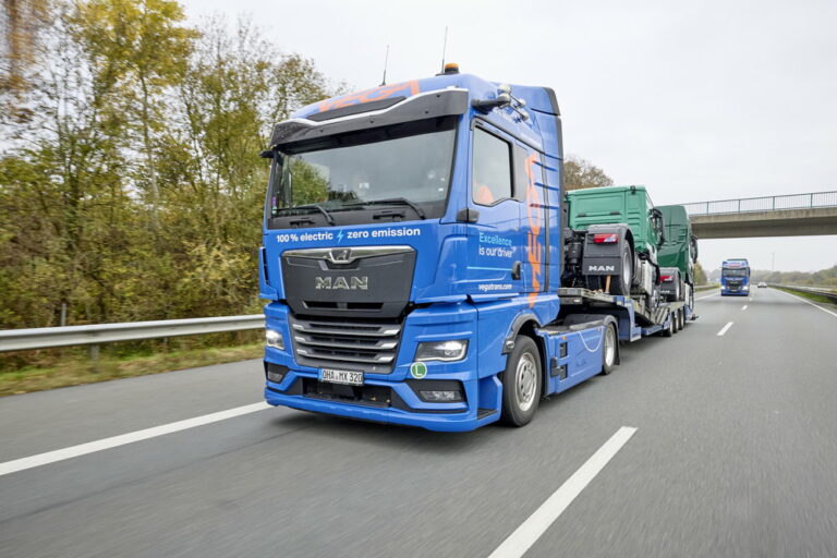 鉄道とBEVトラックは理想的な組み合わせ!?　MANが「モーダルコンビネーション」で新車輸送を脱炭素化！