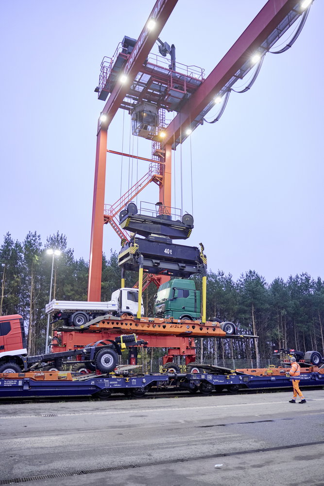 鉄道とBEVトラックは理想的な組み合わせ!? MANが「モーダルコンビネーション」で新車輸送を脱炭素化!