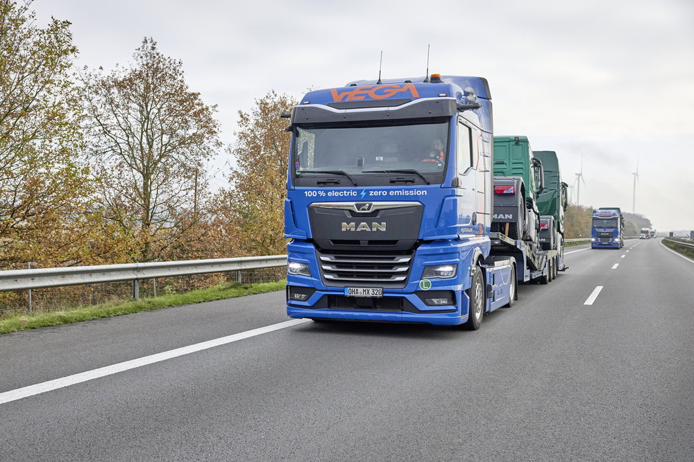 鉄道とBEVトラックは理想的な組み合わせ!? MANが「モーダルコンビネーション」で新車輸送を脱炭素化!