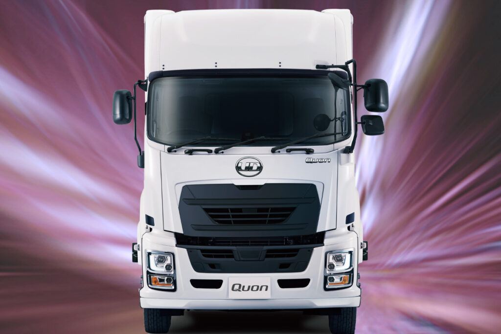車輪脱落予兆検知システムを搭載!! 今春デビューのUDトラックス「クオン7MT仕様車」が25.0型に進化！