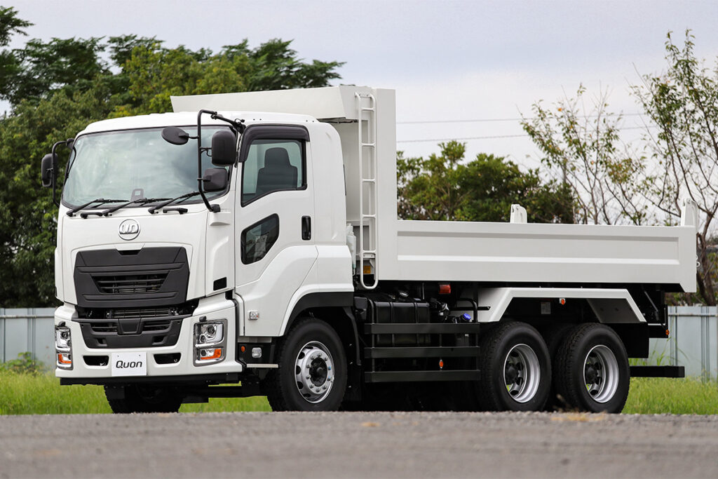 UDトラックス・クオン単車型7MT仕様車のCW6×4ダンプ完成車「パーフェクトクオン」。写真は今春デビューの23.0型だが、エクステリアは25.0型と同一