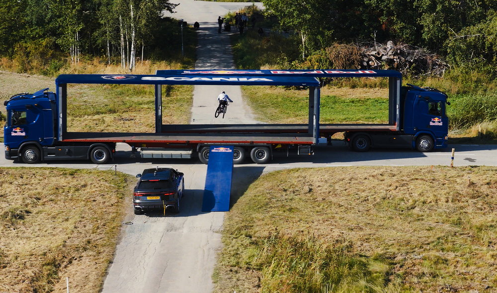 並外れたチャレンジで人類の限界に挑む！　スカニアの自動運転トラックを使ったスタントに成功