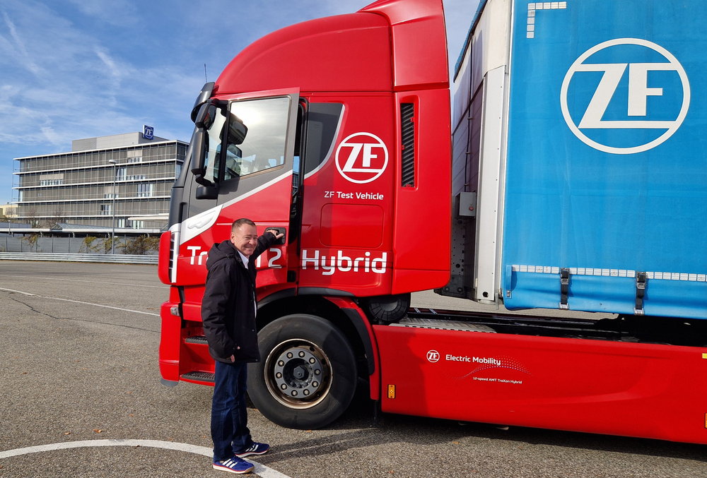 EUの方針転換で再び脚光? 大型トラックの「プラグイン・ハイブリッド」をZFが実証!!