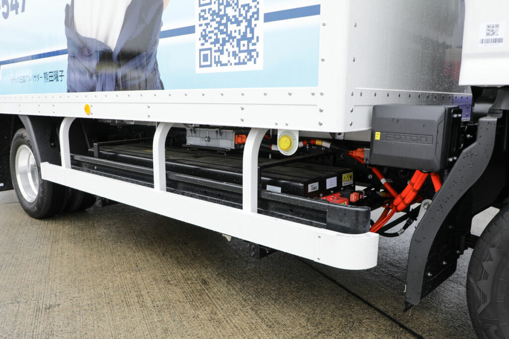 左右のホイールベース間に搭載される駆動用バッテリー。写真右の「FOTON」と書かれた箱が充電リッドで、試乗車はCCS(コンボ式)となっていた。CHAdeMOへの対応は変換ケーブルか!?