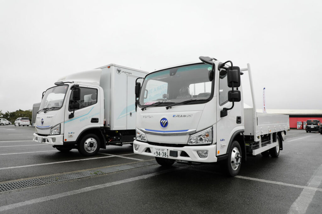 平ボディとバンボディの試乗車。平ボディは日本で発売する完成車とほぼ同じだが、バンボディは仕様が異なるそうだ