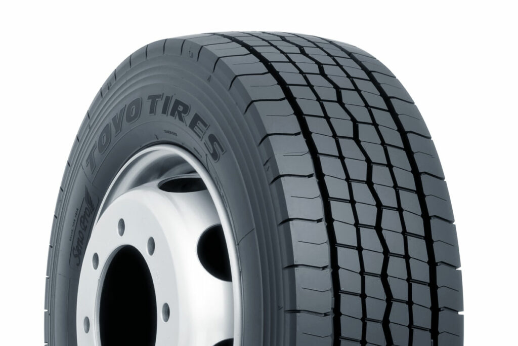 肩落ち摩耗を61%低減！　トーヨータイヤから長距離輸送を担う4軸低床シャシー向けのオールウェザータイヤが新登場！