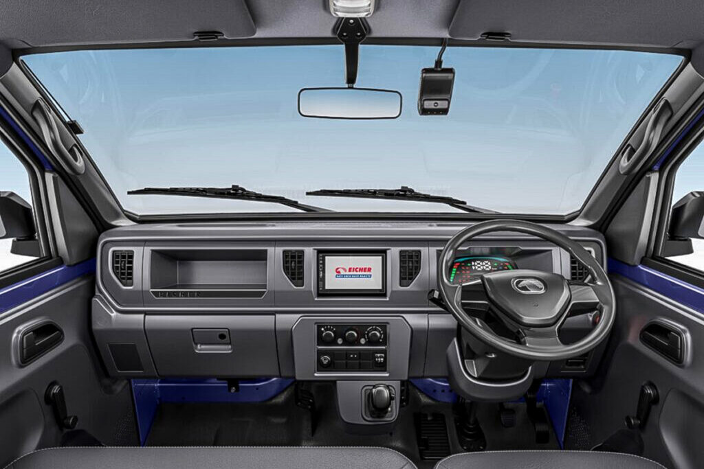 アイシャー プロXのインテリア。写真はBEVモデルだがディーゼル車もほぼ同じで、インパネシフトがマニュアル5速ゲートとなる