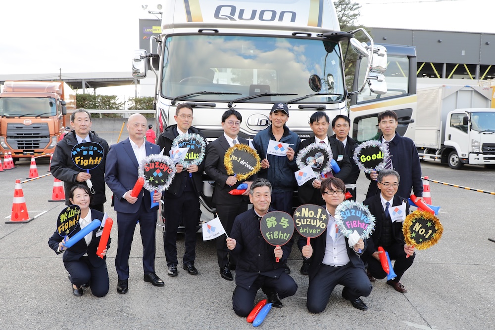 優勝した秋山選手と鈴与カーゴネットの応援団の皆さん