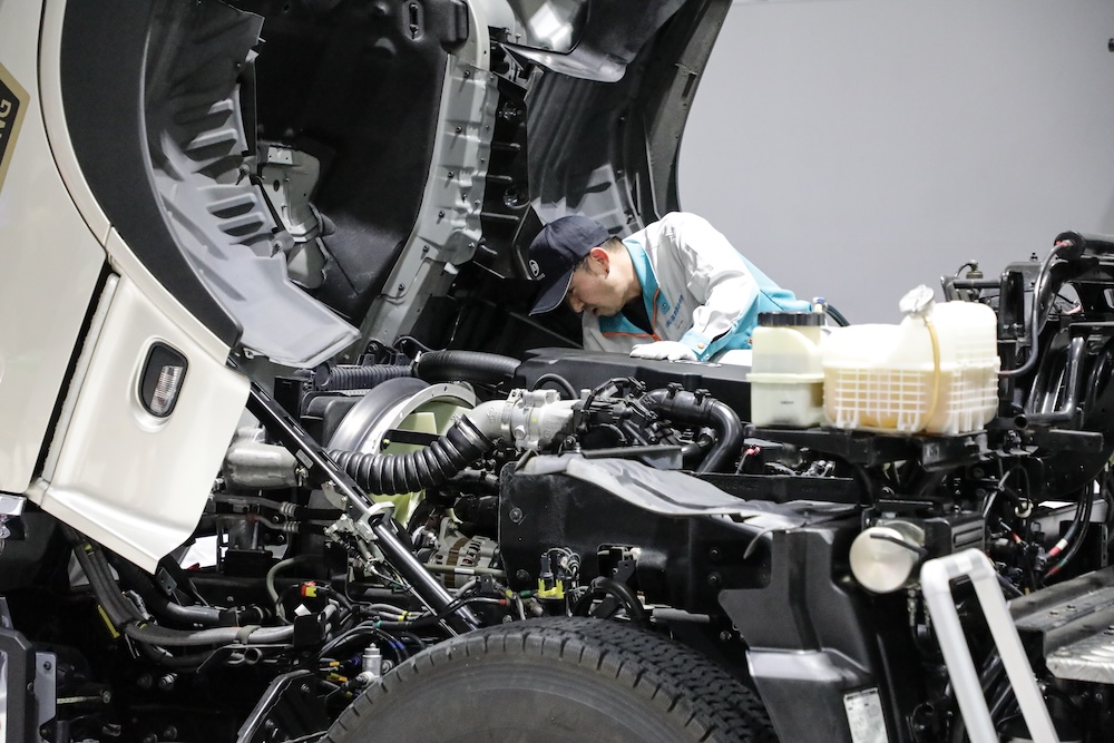 点検競技の様子。キャブチルトも行ないファンベルトなどの点検も実施