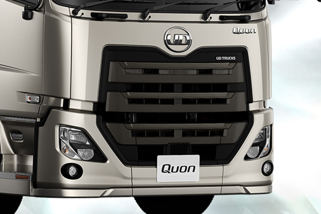 2026年型クオンでは現行モデル初のフェイスリフトを実施。ウォームグレーメタリックのカラードグリルとブラック加飾付ヘッドライトによる新たなフロントマスクを採用した(画像加工:フルロード)