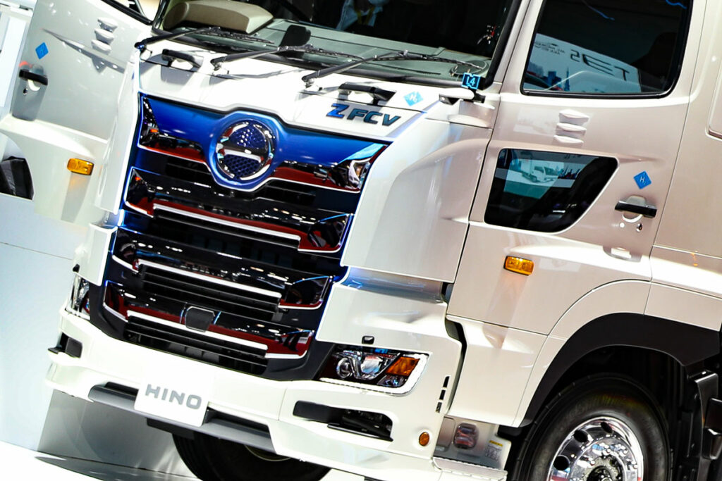 国内初の燃料電池大型トラック「日野プロフィアZ FCV」に搭載！　デンソーが開発した電動車向け「バッテリー温調モジュール」とは？