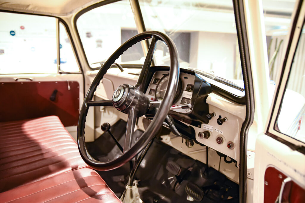 6TW12の運転席。この1968年式はパワステを装備した12型最終モデルだが、それまでステアリングはノンパワーで、2デフ車ゆえに時としてかなりの腕力が必要だった。フロアにはシフトレバー、トランスファレバー、デフロックレバーの3本のレバーが生える