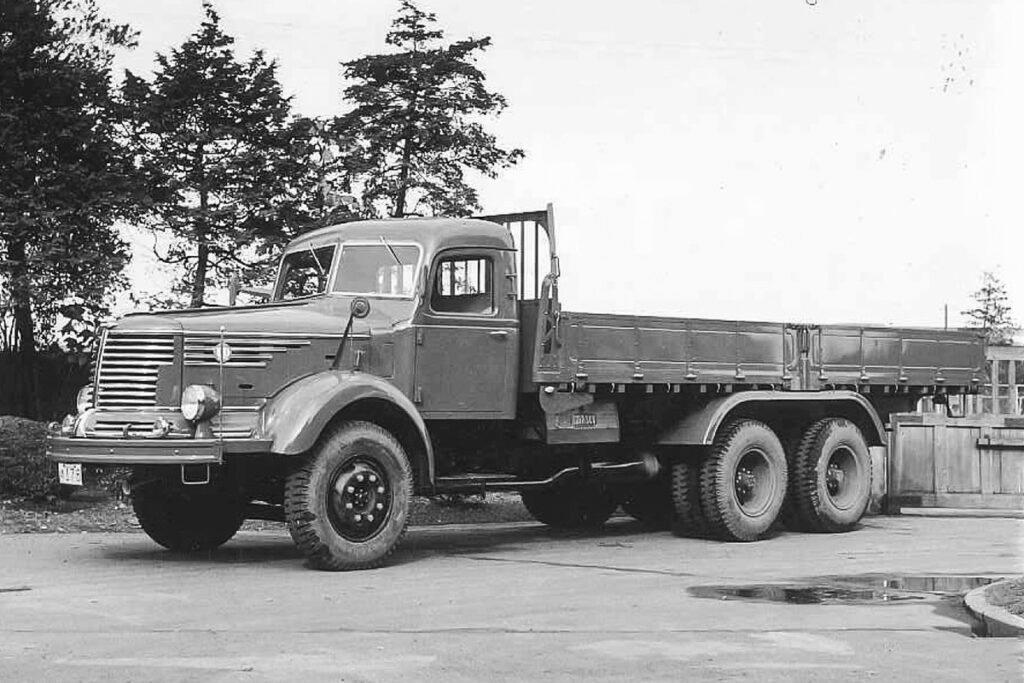 6TW型の試作車。『剣道のお面』のようなフロントグリルは1955年発売の7.5トン積トラック「T75型」と共通で、ボンネットの前後長が異なっていた。撮影場所は不明だが、UDトラックス発祥の地・埼玉の川口（現在UDトラックス川口カスタマーセンターなどがある一帯）か？