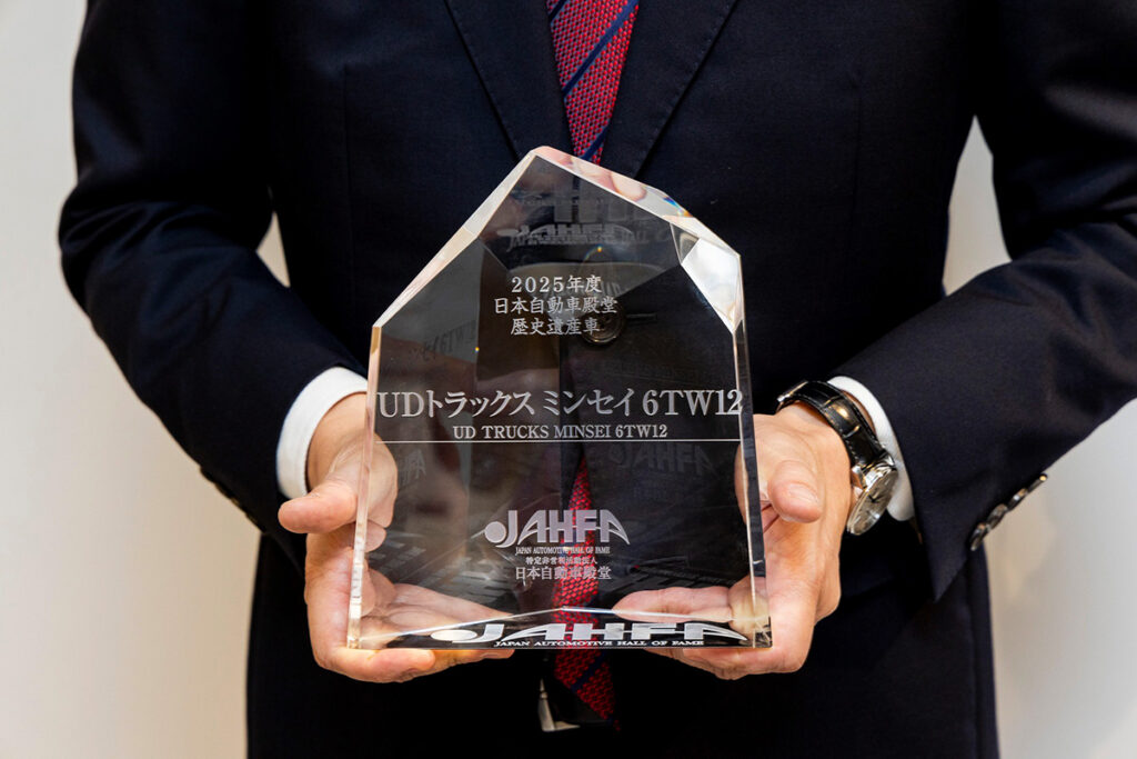 日本自動車殿堂から贈られた歴史遺産車の認定プラック