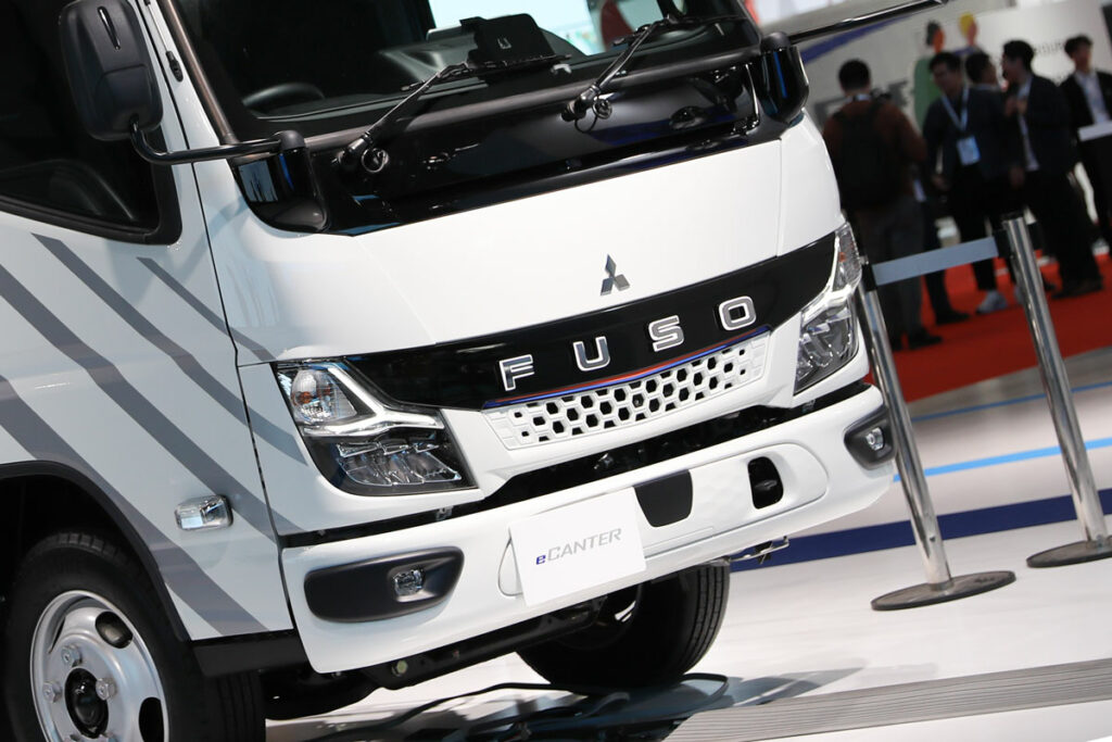 荷台に上らなくても荷物を取り出せる！　三菱ふそうがモビリティショーで公開した「次世代型トラックボディ」とは？