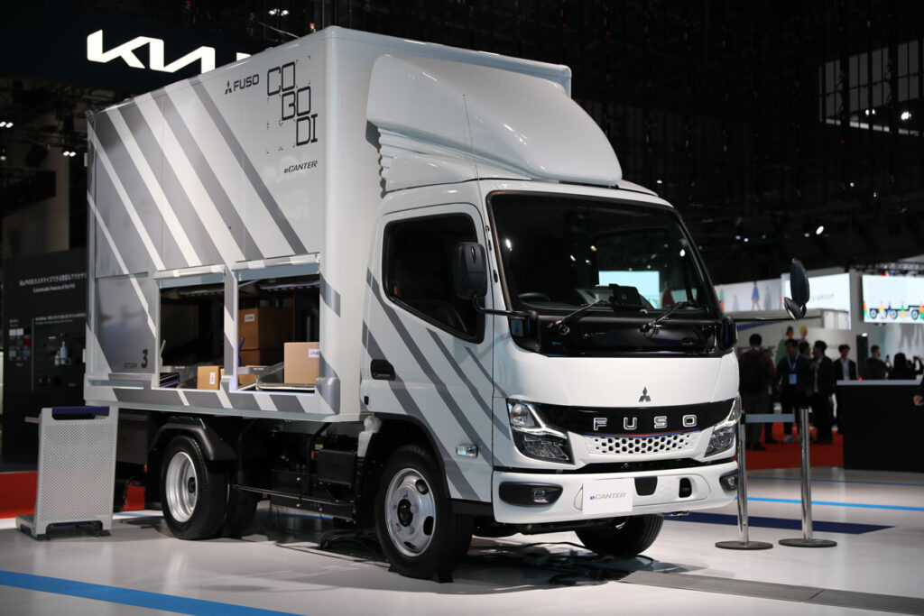ジャパンモビリティショー2025で初公開されたコボディのコンセプトモデル。ベース車両はeキャンターGVW6トン級（3トン積級）の標準キャブ／ショートホイールベースモデル