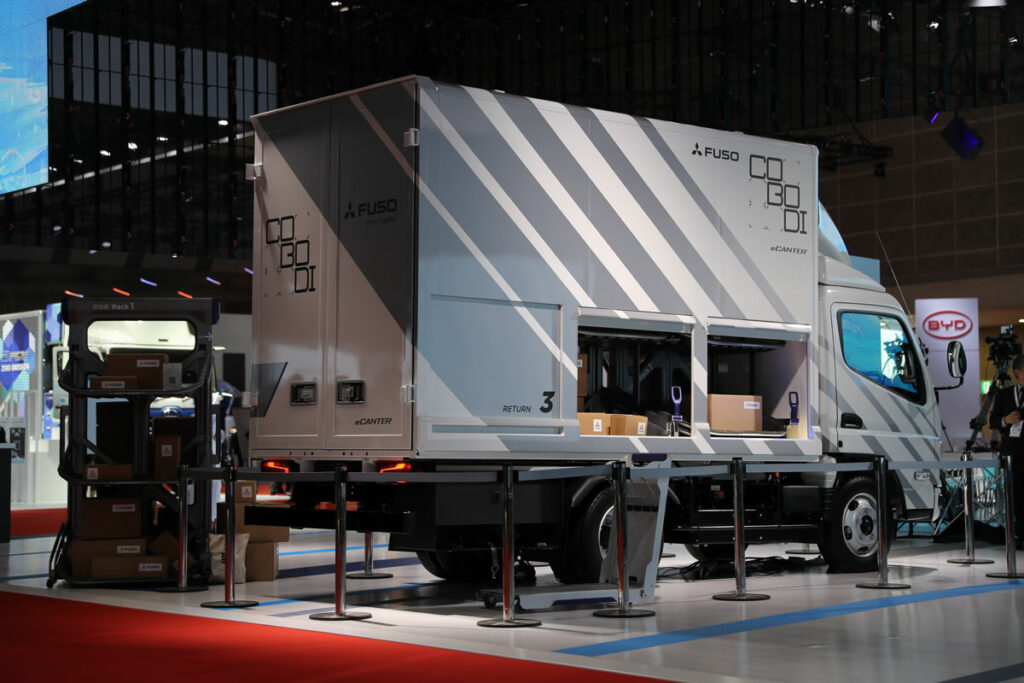 荷台は配送トラックで主流の箱型ボディがベース。リアドアから台車を積み込み、側面ドアから荷物を取り出す。取り出す荷物が入っているドアはLEDライトで表示する