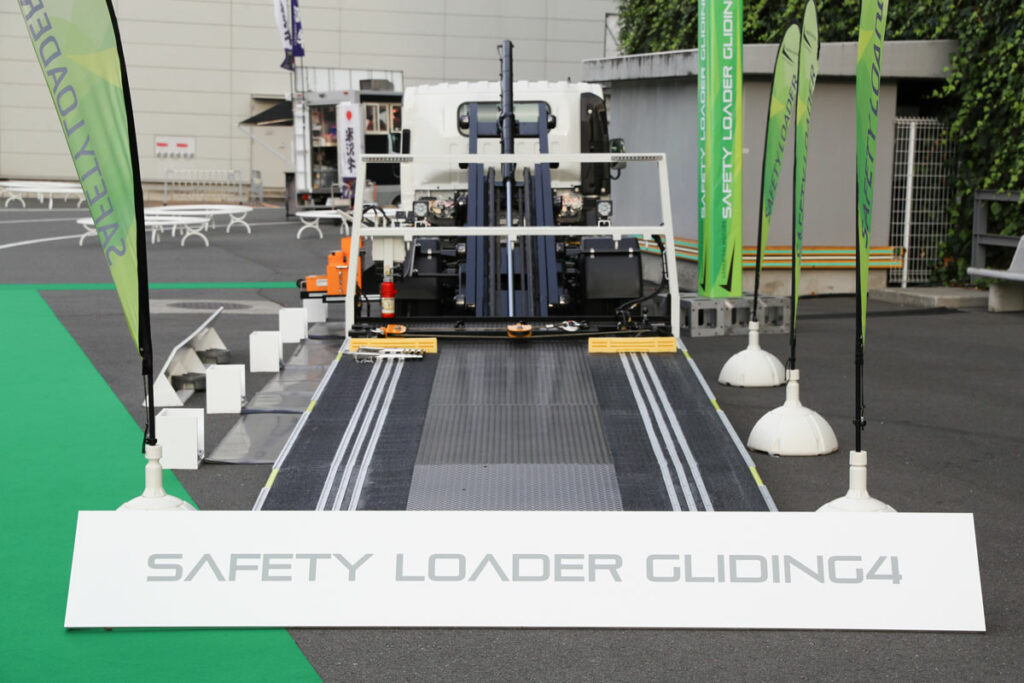 EVの電欠に対応する新オプションも新たに設定！　さらに進化した花見台自動車の荷台接地型スライド車載車「セフテーローダ・グライドⅣ」に迫る！