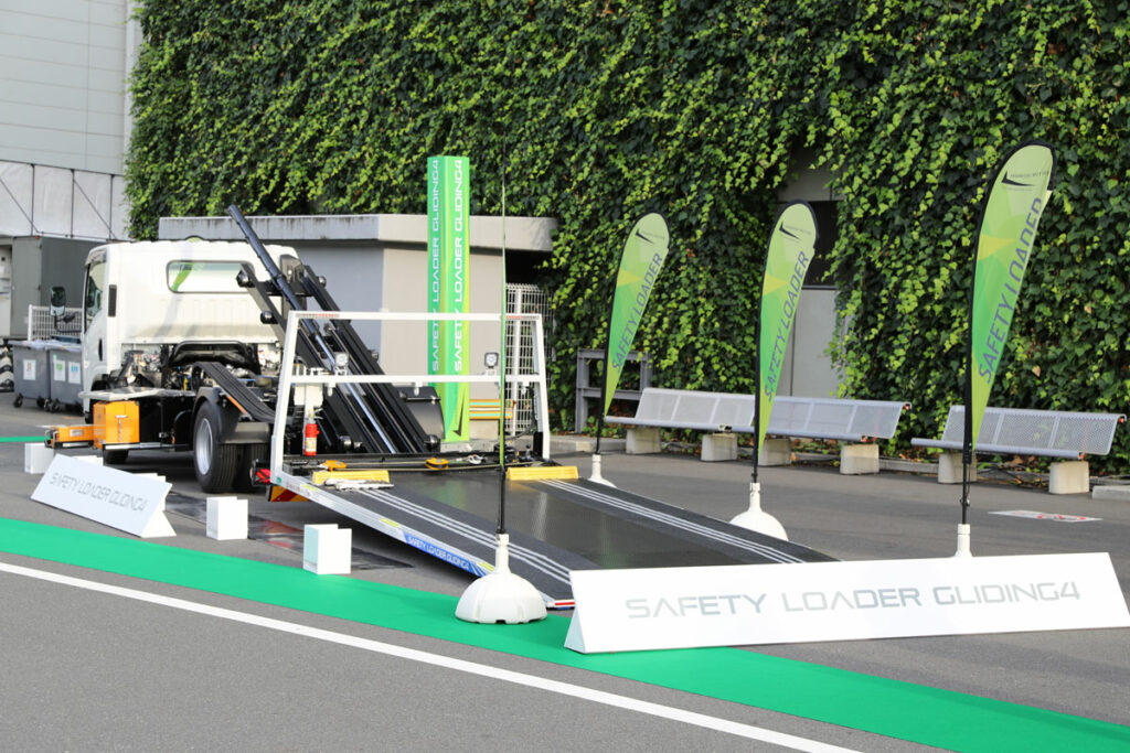 セフテーローダ・グライドⅣ。独自のスライド機構によりリアオーバーハングが短い一般型で車載専用型と同等の荷台傾斜角2度を実現する