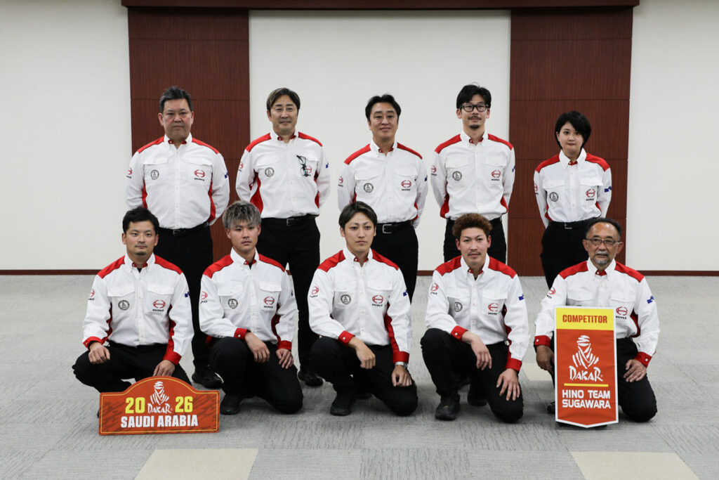 壮行会に参加したチームメンバー。手前右から鈴木誠一、菊池拓実、田澤正和、今川博貴、良川幸司。奥右から蒔田亮子、望月裕司、菅原照仁、染宮弘和、門馬孝之