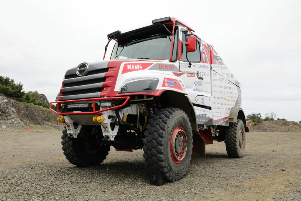 北米モデルHINO600シリーズを模した2026年の参戦車。キャブはキャブオーバーの日野レンジャーがベースである。エンジンはミッドシップに近い形で搭載する