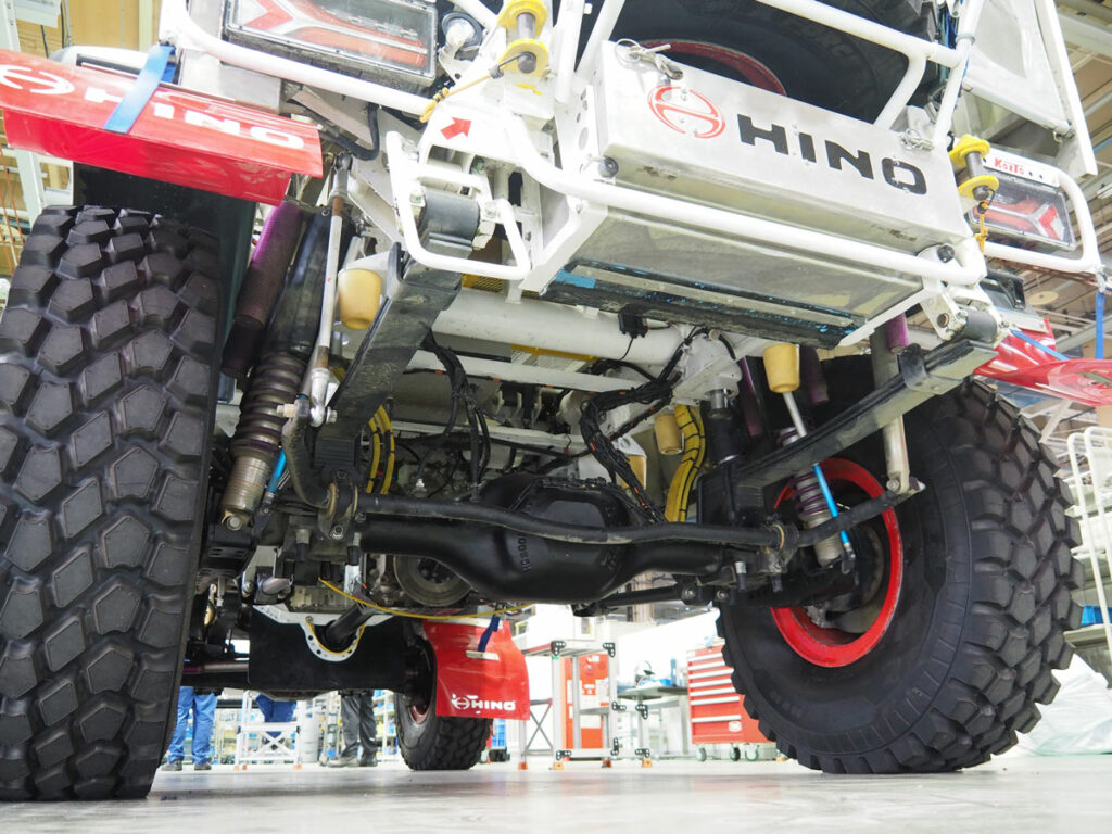 サスペンションのセッティングを大きく見直した参戦車の足回り（リア側）。リーフスプリング＋コイルスプリング2本の基本構成は変わらない