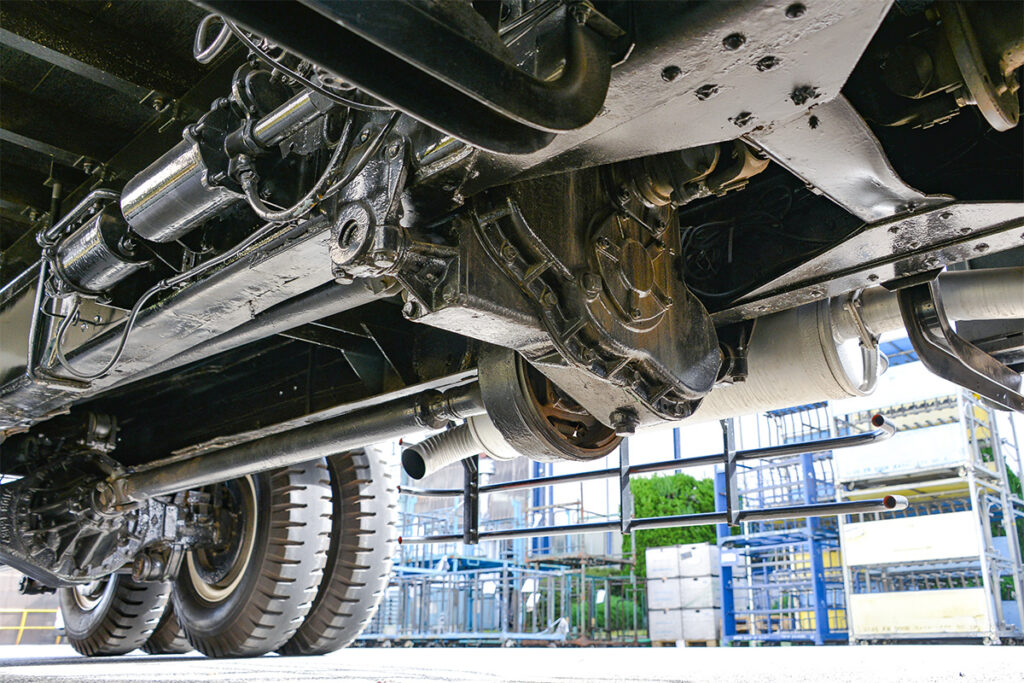 6TW12のトランスファ。副変速機からリア2軸の差動を行なうデファレンシャルギアを経て、2本のプロペラシャフト(手前側が3軸目用、奥が2軸目用)がそれぞれのドライブアクスルを駆動した。同様の後軸ドライブトレーンは当時のGMCやいすゞの軍用6×6トラックも用いていた