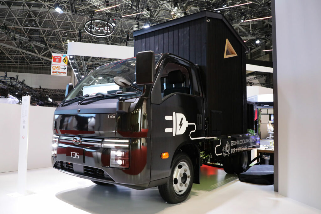 こちらは平ボディ仕様。荷台に載っているのは電気式のサウナで、V2Lの給電で稼働できる