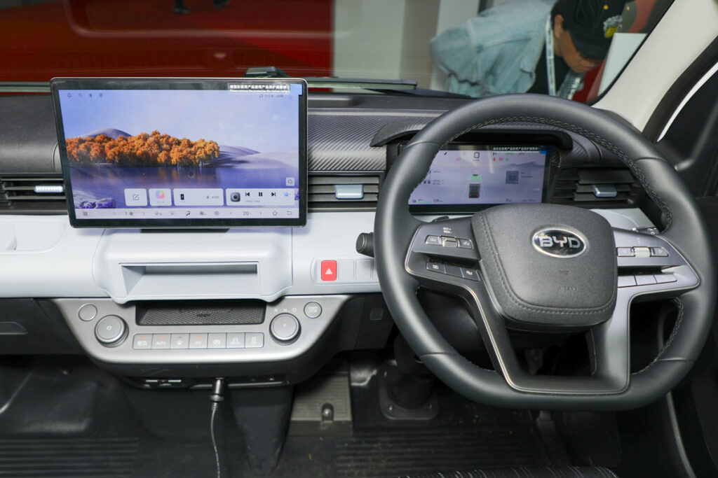 室内のインパネまわり。セレクターはダイアル式のものがステアリング左のインパネに搭載されている