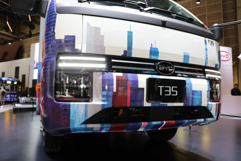 日本の商用車市場に新たな刺客!!　BYDが普免対応のEV小型トラックを導入へ
