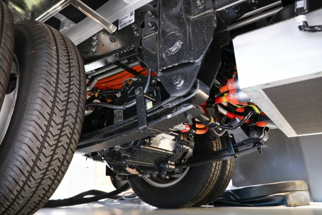 リアのeアクスル部。サスペンションはリア側がリーフスプリング、フロント側が独立懸架式となる
