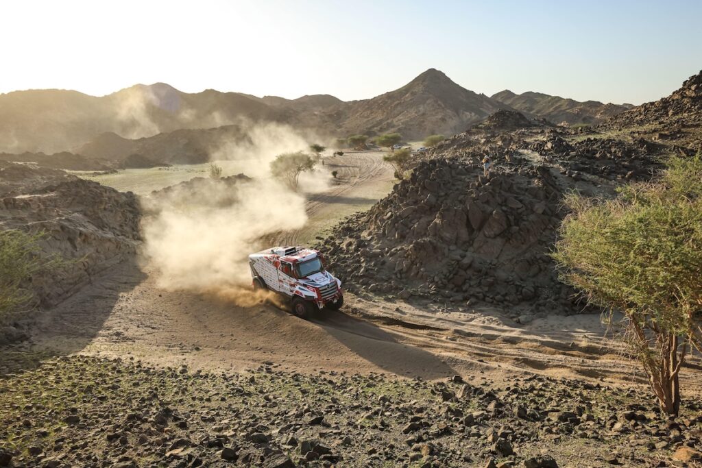 砂煙をあげて快走するHINO600