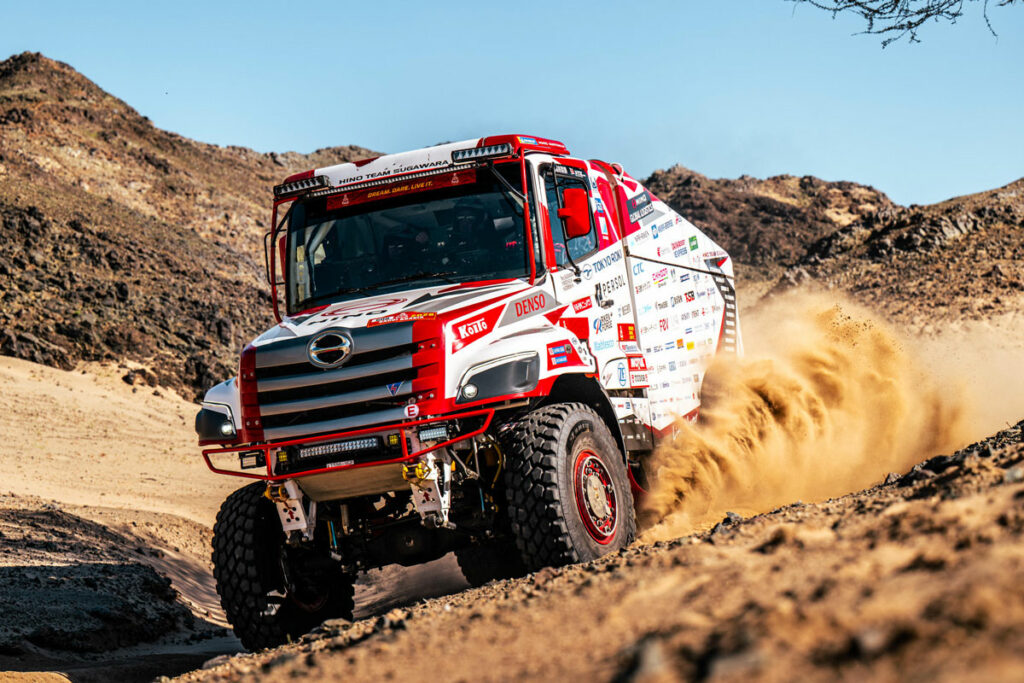 ダカールラリー2026がスタート！　日野チームスガワラがプロローグランへ出走【ダカールラリー2026】