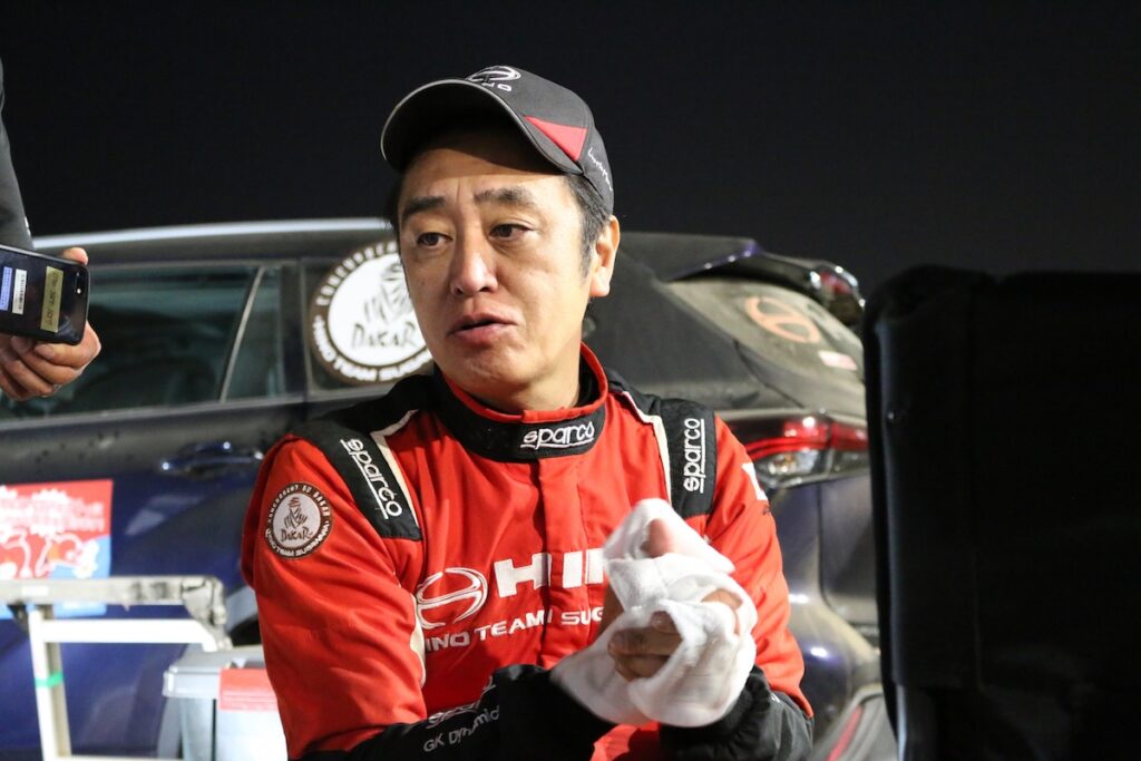 この日のレースを振り返るドライバーの菅原照仁。悪路での追従性能向上を図ったサスペンションのセッティングの効果が発揮できたと語る