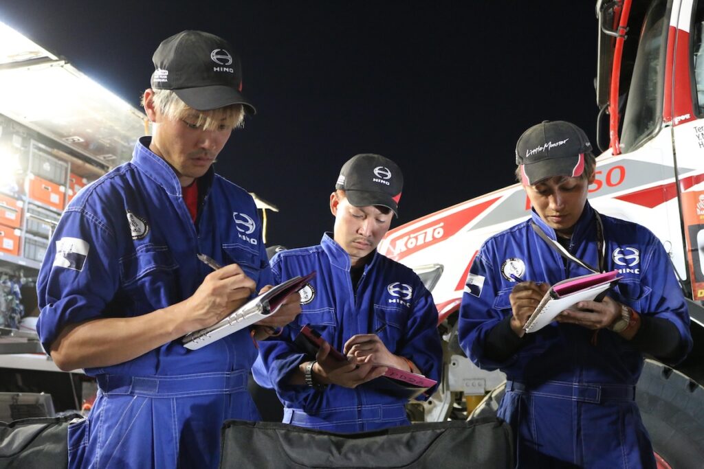 申し送りをメモするメカニックたち。左から今川博貴（南関東日野自動車）、菊地拓実（広島日野自動車）、田澤正和（西東北日野自動車）