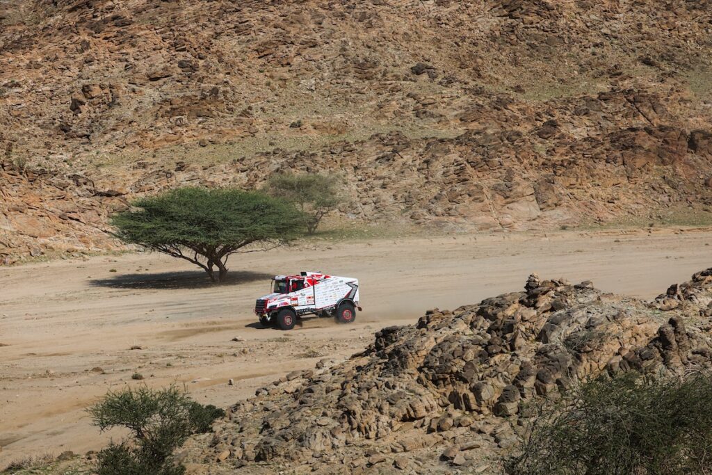 グラベルを走るHINO600。岩場の荒れた路面も出現したが、CTIS（タイヤ空気圧制御システム）でタイヤの内圧を高めることで石によるサイドカットを防ぐ戦法をとり、この日はノーパンクでクリア