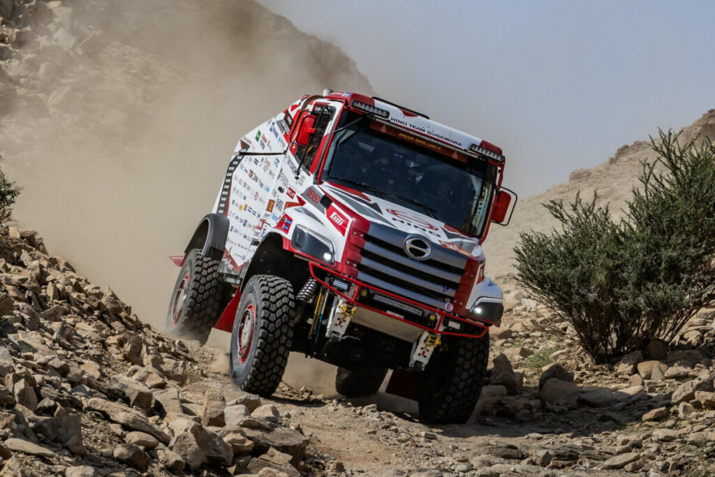 いよいよ本格的な競技に突入!!　日野チームはクラス9位で順調なスタート【ダカールラリー2026】