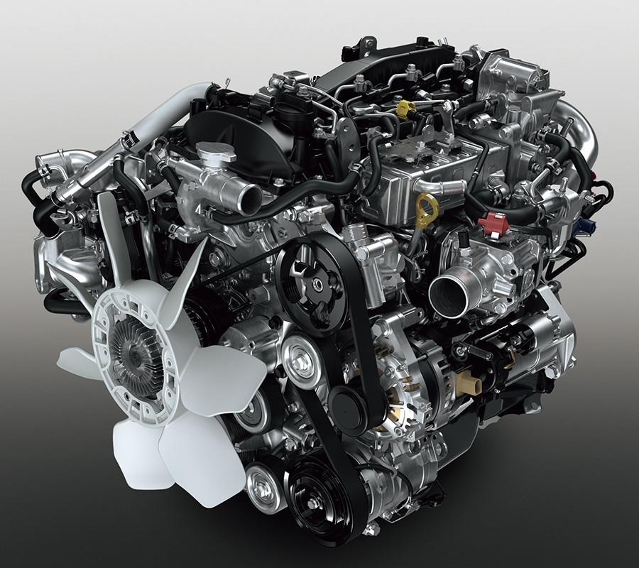 新開発の3GD-FTV型直噴ディーゼルエンジン。コモンレール高圧燃料噴射システム、DOHC気筒当たり4バルブ、可変ノズルターボなどは従来と同様で、1GD-FTVのロングストローク版といえる。排ガス後処理も同じく尿素SCRとDPR＋酸化触媒である